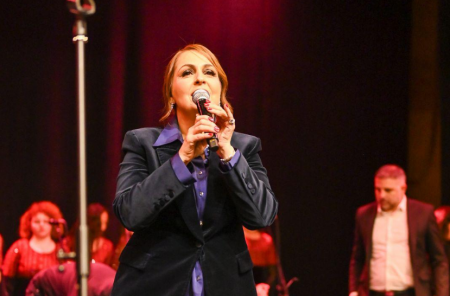 نجاح استثنائي لأمسية «زيتون بلادي» مع جوقة سراج في القصر الثقافي القرعاوي